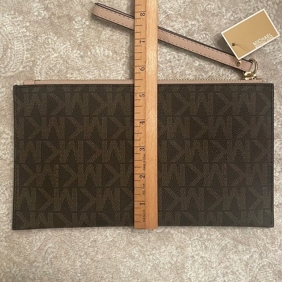 Brand New Michael Kors Brown & Soft Pink Logo Large Zippered Clutch Wristlet - Picture 6 of 15